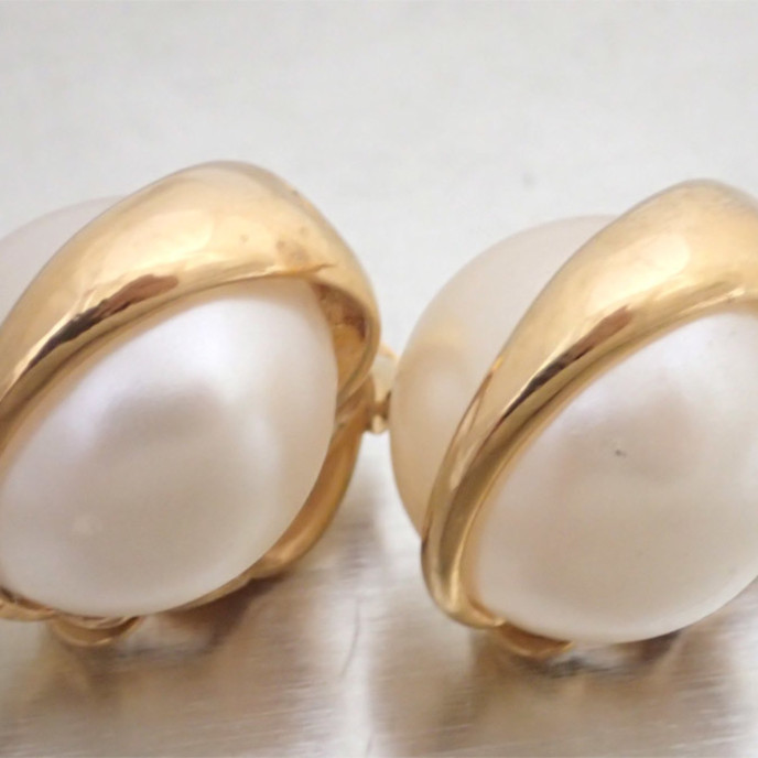 Chanel White Beautiful Pearl Earring