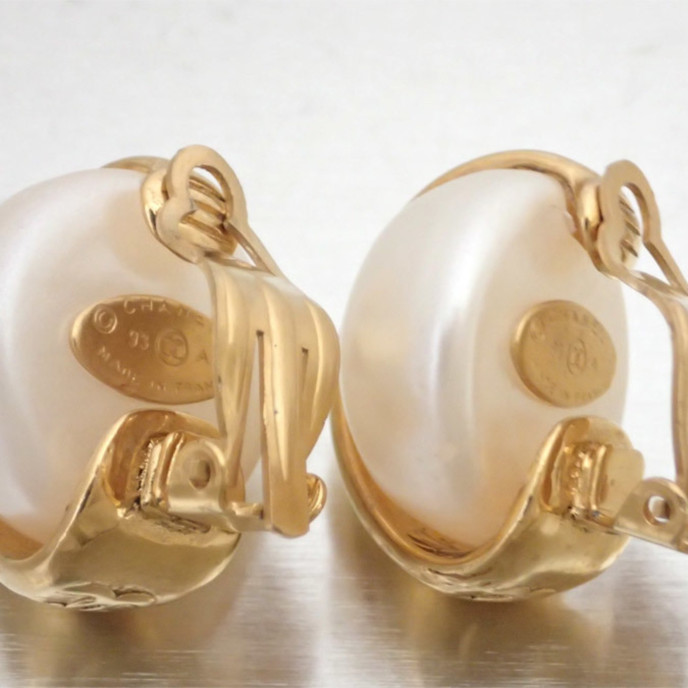 Chanel White Beautiful Pearl Earring